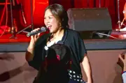安富祖貴子、デビュー20周年ディナーショー 力強い歌唱で音楽性の深化示す