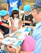 渡嘉敷幼稚園児が駐在所に似顔絵贈る　避難訓練の感謝込め