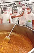 調理体験　北美小学校の児童6人が約1キロのヘラで100人分のビーフカレー作りに挑戦　沖縄市「想像以上に大変」