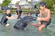 大暑前に水遊びで涼む中学生 糸満市嘉手志川で