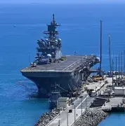 米強襲揚陸艦トリポリがホワイトビーチに寄港、中東任務から帰還