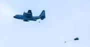 米軍嘉手納基地で夜間のパラシュート降下訓練を実施 計17人が降下 「例外」とされる訓練は運用再開後6回目