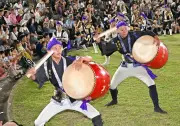 第36回名護市青年エイサー祭り、迫力の演舞に観客酔いしれる