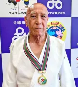 粟国謙次さん、日本ベテランズ柔道大会で2連覇達成 沖縄市長に報告