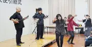 粟国村観光大使、大工哲弘さんから宮沢和史さんへ引き継ぎ
