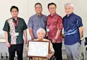 82年前の学童疎開、宮崎の学校の「在籍之証」が93歳男性に贈られる