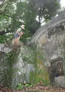 旧七夕前に先祖の墓を清掃 那覇・識名霊園で墓掃除の姿