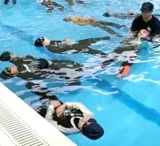 八重瀬・東風平小で着衣泳と心肺蘇生法の講習会 夏休みの水難事故防止へ