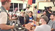 コーヒー通して選挙語り合う 北谷のカフェで店主ら１０人参加