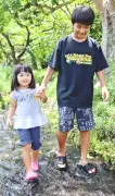 石垣島で気温３０度超の真夏日が続く中、石垣市のせせらぎ広場は水遊びする子どもたちと親子連れでにぎわう