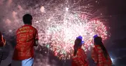 FC琉球、ホーム開幕戦で花火1万発達成 ベンガラ色に染まる夜