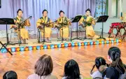 園児が三線や太鼓楽しむ フォーシスターズのわらべ唄ライブ 沖縄市の保育園