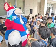 ゴーディーが浦城小のあいさつ運動に登場　児童ら歓声