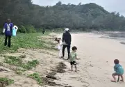 ７月１２日、国頭村浜区で美化活動 海浜と運動場を清掃、男性は草刈りや枝打ちに汗、女性と子どもはごみ拾い