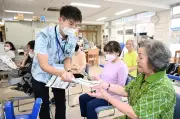 高齢者を熱中症から守る地域の輪 那覇でチラシ配り声かけ