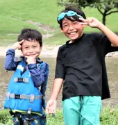比嘉秀一郎さん（11）と秀之助ちゃん（4）、奥川でエビや魚捕り楽しむ