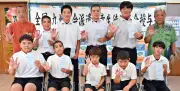 伊江村、九州・全国大会出場の小中学生16人に激励金