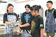 小中学生がボリビア料理「アンティクーチョ」調理体験 嘉手納で移民の歴史学ぶ