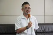 兼島俊氏が第一声「スマホシステムで地元の声を県政に」沖縄知事選
