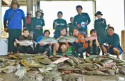 宮古島・狩俣中5人が伝統の追い込み漁体験 300キロ水揚げ