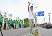 古謝玄太氏、宮古島入りし仏壇に合掌「見守って」 知事選スタート
