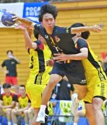 興南ハンド男子、12年ぶりVに王手　粘り強い守りで接戦制す