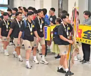 興南ハンド部が那覇空港に凱旋、保護者ら70人以上が出迎え快挙を祝福