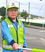 宮平健徳さん（80）交通安全指導20年 黄色い横断旗振り続ける