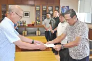 宮古島市職員の不祥事相次ぐ、7月27日、与党市議団が嘉数市長に綱紀粛正求める要請書を市役所で手渡す