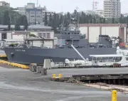 海自の水中処分母船「YDT06」那覇軍港に停泊 台風18号避難で