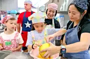 中城村長が小学生に食育指導 ソウメンカボチャ調理で交流