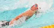 水泳県高校新人 仲村（コザ）男子背泳ぎ100M県新V 50Mも大会新V