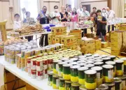沖縄市の教会が母子寡婦会に食料品数百点を贈呈