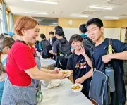沖縄市・美東中PTAが子ども食堂「BITOかふぇ」 夏休みにカレー約250食提供
