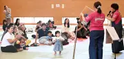 沖縄市の子育て交流会「音楽のおもちゃばこ」7月9日に開催、親子連れ80人がリズム遊びや絵本読み聞かせ楽しむ