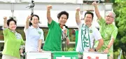 知事選告示、古謝氏「沖縄を前に進めるのが私の役割」 出発式で気勢