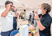 沖縄盲学校で弱視相談会 教材や役立つグッズ紹介