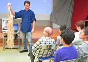 親子で芭蕉布の糸づくり挑戦 鈴木さん指導 宜野座村立博物館で夏休み講座