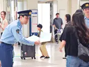改正ドローン規制法の周知へ 県警が那覇空港でチラシ配布