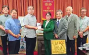 琉球セメント、夏連覇目指す沖縄尚学に20万円寄付