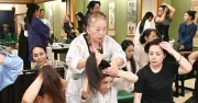 琉球王国時代の髪型「からじ結い」学ぶ 料亭那覇で講座 玉城靜江宗範が指導