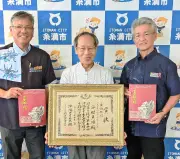 彫刻家の西村貞雄さん、沖縄タイムス賞受賞を糸満市長と教育長に報告