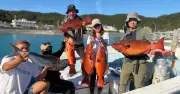 スーガマーで7.95キロのクルバニー釣果 安達さんが大物を手中に
