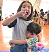 夏休みも終盤、宿題ラストスパート 嘉数花愛さん（9）と正翔さん（5）
