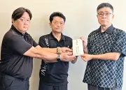 大成ホームと安全協力会、熊本地震義援金100万円を沖縄タイムス社に託す