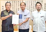 渡嘉敷村長ら県議会に屋根付き通路の早期整備を要請