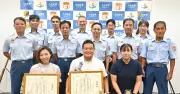 うるま・伊計ビーチで溺れた韓国人高校生を救助 2人に感謝状