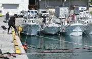 台風13号、大東島直撃へ 住民はベニヤ板で窓覆い厳重対策