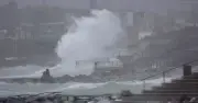 旧盆シーズン直撃の台風18号、沖縄各地で影響続く 那覇空港は欠航相次ぐ
