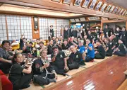 那覇市上間の豊年祭後、公民館で打ち上げ「カリー！」盛り上がる